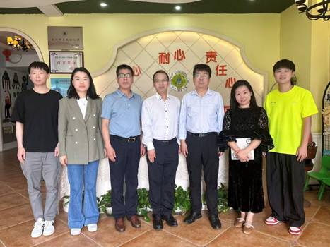 一群人站在一起 AI 生成的内容可能不正确。